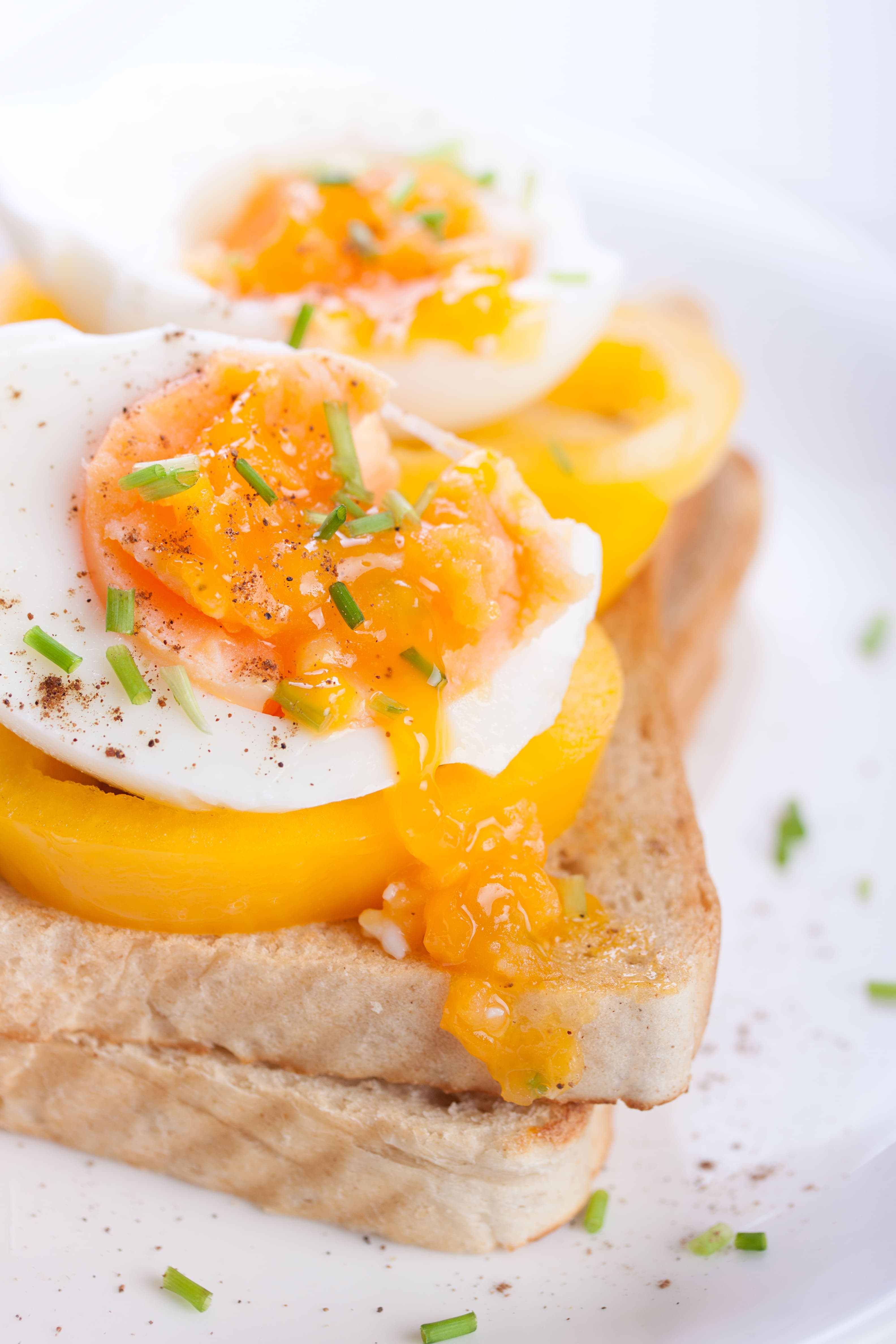 Toast con uova mimosa e salmone